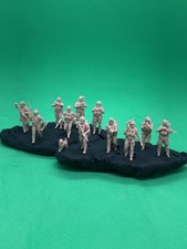 11 Soldaten und Militärhund