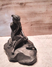 Schöne Figur Frau auf Felsen