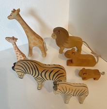 Ostheimer Holzfiguren - 7 afrikanische Tiere – 3 Löwen, 2 Zebras und 2 Giraffen