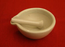 kleiner alter Porzellanmörser mit Stößel