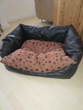 Hundebett mit Kissen für ihre mittelgroße  Fellnase 