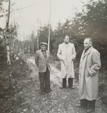 Drei Männer stehen auf einem