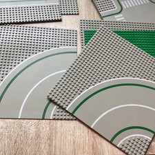 LEGO 8 Lego Verkehrsplatten und eine grüne Grundplatte aus den 80igern (25x25)