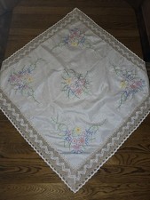 Von Hand bestickte Tischdecke