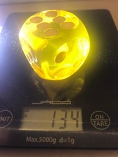 DDR Würfel gelb 5cm groß, Kunstharz, Catalin, Bakelit,  Gewicht  cirka 134 Gramm