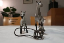 Schleich Pferde, Konvolut Familie mit 2 Pferden und Sattel/Zaumzeug+, G31