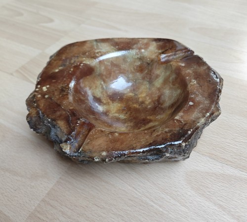 Fossiles versteinertes holz - /,