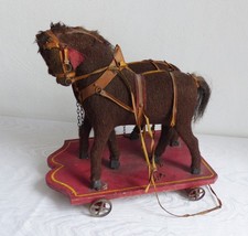 antikes Pferdegespann Pferde mit Schuhknopfaugen Holzplatte Eisengussräder 1910