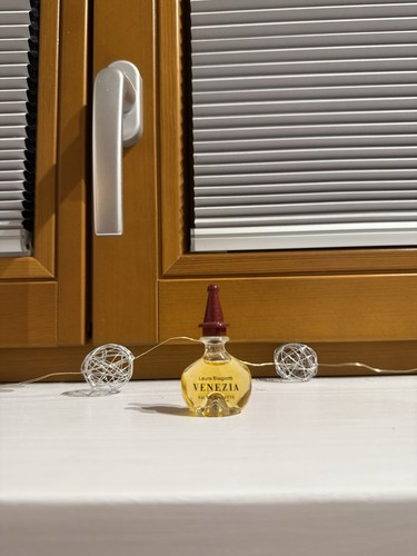 Miniaturflasche des parfüms - miniaturflasche,