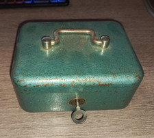 alte kleine Geldkassette mit