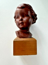 Hummel / Goebel Keramik Büste  Mädchen auf Holzsockel.