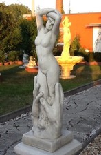 Gartenfiguren Frau in der Hand