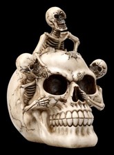 Totenkopf mit Skeletten -