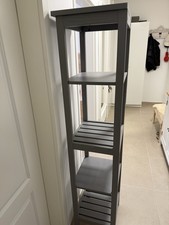 Graues Holzregal freistehend