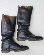 Reitstiefel aus Leder, mit defekter Schnalle am Schaft