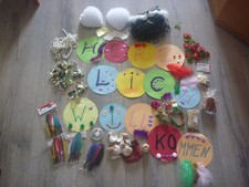 Bastelmaterialien, Konvolut, großes Paket, Federn, Perlen, Garn, Muscheln u.a.