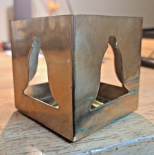 Teelichthalter aus Messing mit ausgestanzten Glockenformen