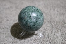 Grüne Edelstein Kugel ca. 48 mm Edelstein Kugel Natur + Kunstoffständer