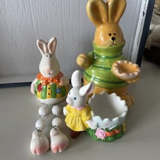 2 Keramik-Oster-Hasen ? dav. 1 Kantenhocker + Kunststein-Osterhasen-Eier-Becher