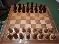 Schachbrett mit geschnitzten Figuren