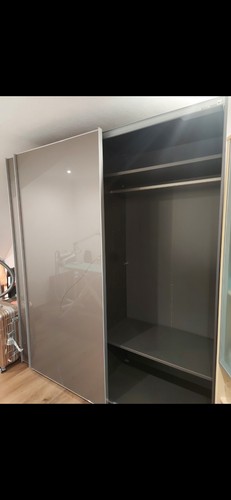 Schwebetür-Kleiderschrank