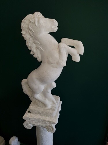 Gartenfigur aufbäumendes - gartenfigur,