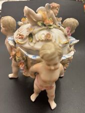 Antike Porzellanschale steht auf 3 Figuren mit Puttendeckel reichlicheVerzierung