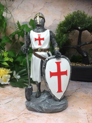 Templerritter stehend mit - , axt