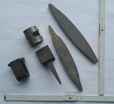 Kleines Konvolut Sensenschloss, Wetzstein u. Dengelamboss