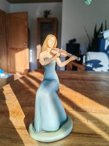 Frau mit geige figur von - frau,