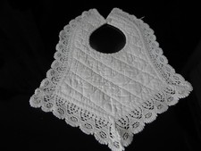 1 antikes Babylätzchen