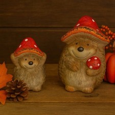 Dekofiguren 2 süße Igel mit Fliegenpilz Hut aus Keramik - Tiere Herbst - Winter