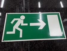 Rettungsweg / Notausgang und Richtungspfeil rechts Alu nachtleuchtend DIN 67510