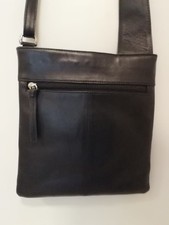 Crossbody Lloyd Baker Tasche schwarz Reißverschluss langer verstellbarer Riemen