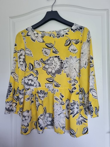 Gelbe tunika mit blumen - mit, muster