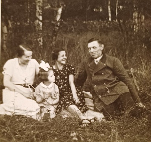 Familie sitzt wald vater - sitzt,