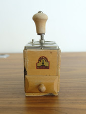 # Armin Trosser Kaffeemühle Holz Vintage – Höhe 12 cm, Länge 12 cm, Breite 8 cm