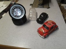 Verschiedene VW Käfer Modelle und Reifenuhr