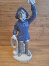 Porzellanfigur Seemann stehend winkend