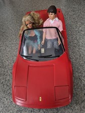 Barbie und Ken im Ferrari