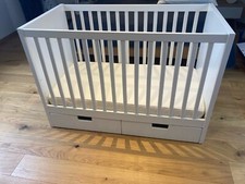 Baby-/Kinderbett von IKEA Modell Stuva mit Schubladen und Matratze 60x120cm