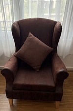 Ohrensessel Braun in Wildlederoptik mit zusätzlichem Dekokissen. Neuzustand