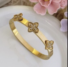 Luxus Edelstahl Armreif mit Gravur – Clover Design | Elegant Damen Schmuck