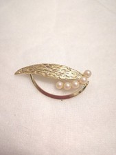 Brosche mit Perlen 70 Iger