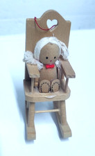 Puppenstuhl mit Puppe. Möbel