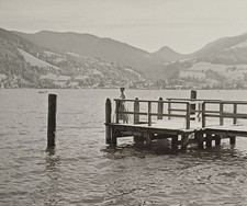 Frau steht auf Bootssteg 1957