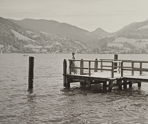 Frau steht auf bootssteg 1957 - steht,