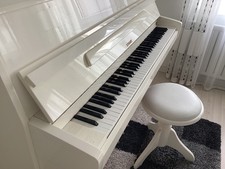 Hellas Klavier Amadeus weiß poliert Renner Technik klang Deutschland mit Hocker