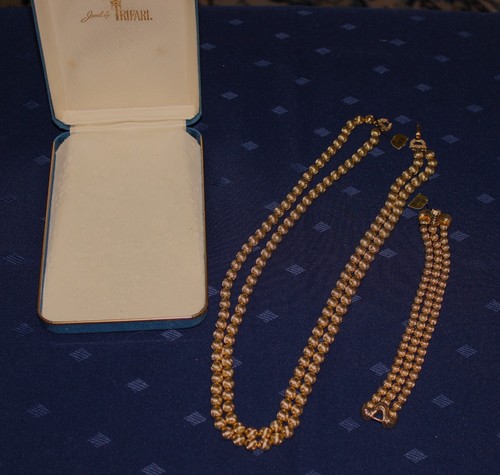 Crown trifari demi parure - trifari,