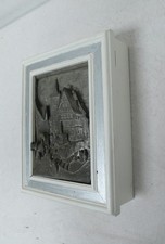 Vintage Schlüsselkasten Holz Weiß mit 3-D Zinn Bild Dorf antik, Wandkasten